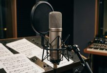 Микрофон и ноты в вокальной студии